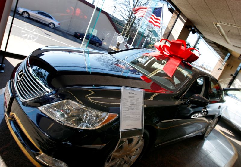 &copy; Reuters. FILE PHOTO: Cars sit for sale in a Lexus dealership in Greenwich, Connecticut, November 17, 2008. REUTERS/Mike Segar   (UNITED STATES)/File Photo/File Photo