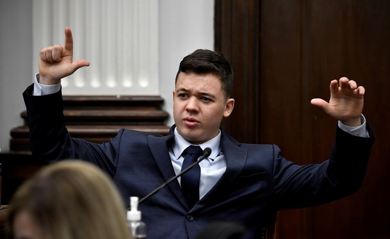 &copy; Reuters. Kyle Rittenhouse talks about how Gaige Grosskreutz was holding his gun when Rittenhouse shot him on Aug. 25, 2020, while testifying during his trial at the Kenosha County Courthouse in Kenosha, Wisconsin, November 10, 2021. Sean Krajacic/Pool via REUTERS 