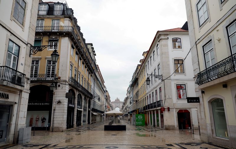 &copy; Reuters. FOTO DE ARCHIVO: La calle Augusta durante un confinamiento parcial como parte del estado de emergencia para combatir el brote de coronavirus (COVID-19) en Lisboa, Portugal 30 de marzo de 2020. REUTERS/Rafael Marchante