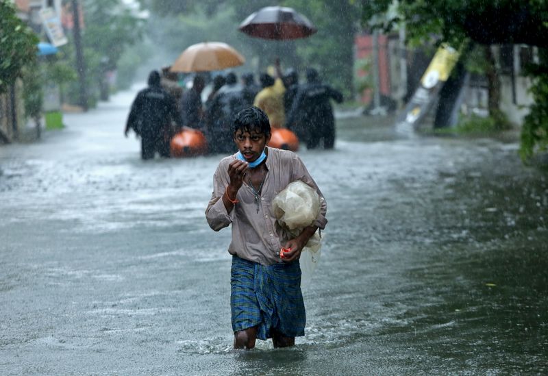 &copy; Reuters. Homem caminha em meio à inundação causada por fortes chuvas em Chennai, na Índia
11/11/2021 REUTERS/P. Ravikumar