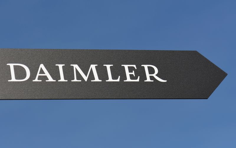 &copy; Reuters. FILE PHOTO: Daimler AG sign is pictured at the IAA truck show in Hanover, Germany, September 22, 2016.  REUTERS/Fabian Bimmer/File Photo