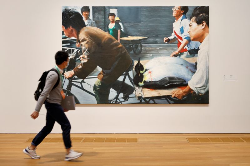&copy; Reuters. Foto del jueves de la obra "New Beijing" de Wang Xingwei en el museo "M+" en Hong Kong, China. 
Nov 11, 2021. REUTERS/Tyrone Siu