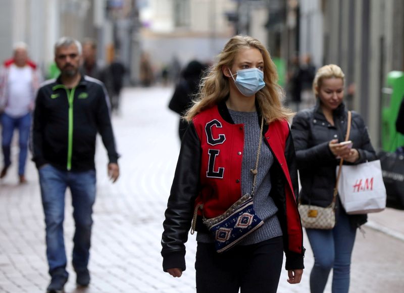 &copy; Reuters. Pessoas com e sem máscara de proteção caminham em rua de Amsterdã
07/10/2020 REUTERS/Eva Plevier