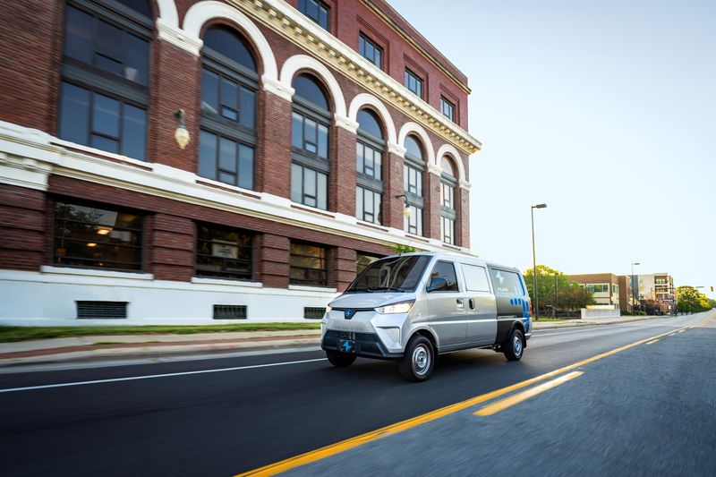 © Reuters. An Urban Delivery van produced by Electric Last Mile Solutions (ELMS) is seen in Troy, Michigan, U.S. an undated photograph obtained by Reuters on November 11, 2021.  ELMS/Handout via REUTERS 