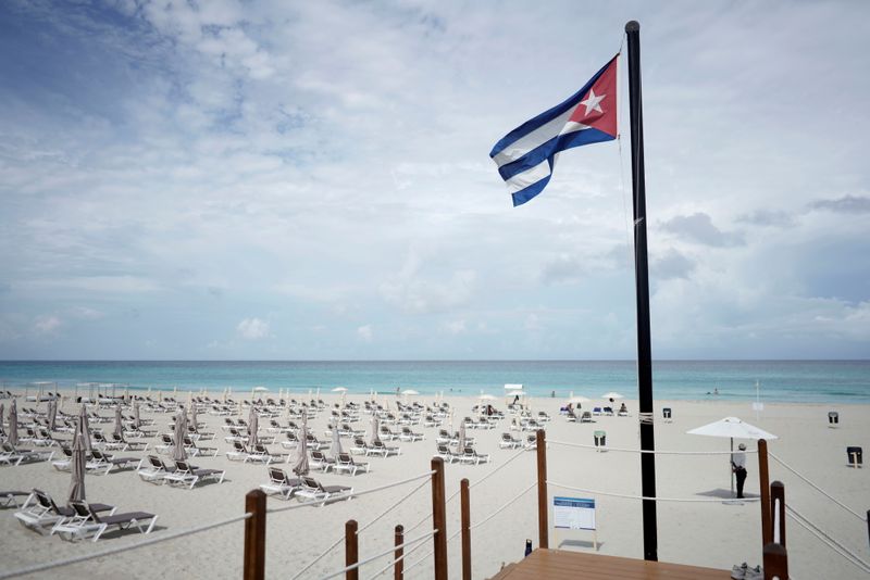 &copy; Reuters. IMAGEN DE ARCHIVO. Una bandera cubana flamea en la playa en medio de las preocupaciones sobre la propagación del coronavirus, en Varadero, Cuba, Octubrer 22, 2021. REUTERS/Alexandre Meneghini/
