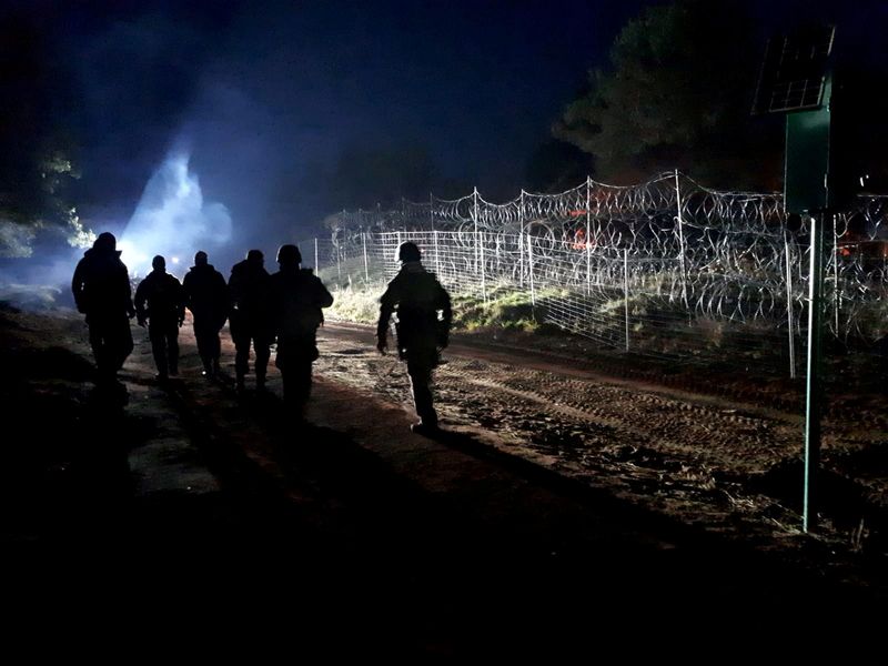 © Reuters. Soldados polacos patrullan la frontera entre Polonia y Bielorrusia cerca de Kuznica, Polonia, en esta fotografía publicada por el Ministerio de Defensa polaco, 11 de noviembre de 2021.. MON/Handout via REUTERS