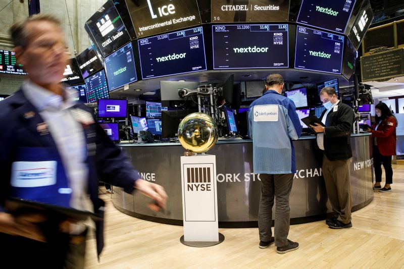 &copy; Reuters. Investidores trabalham no salão da Bolsa de Valores de Nova York, EUA
08/11/2021
REUTERS/Brendan McDermid