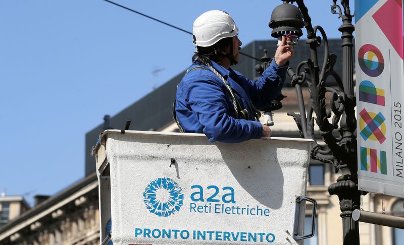 &copy; Reuters. Un tecnico A2A lavora su un lampione in centro a Milano.  REUTERS/Stefano Rellandini