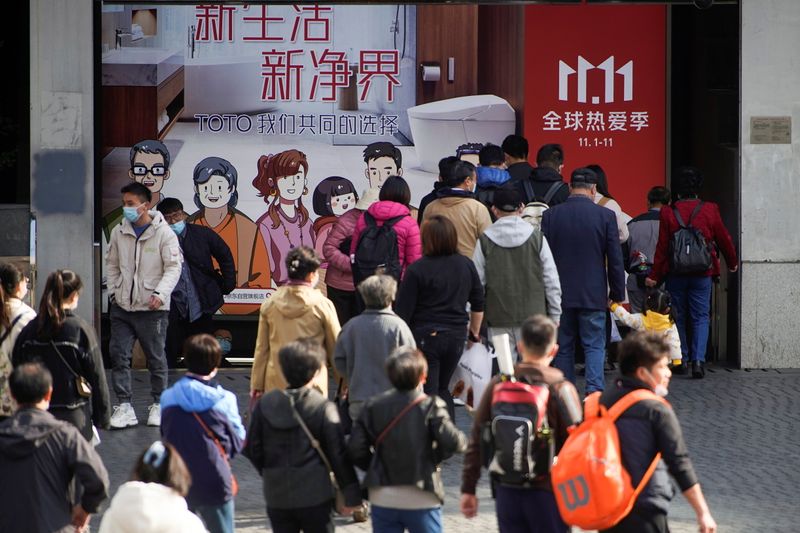 &copy; Reuters. An advertisement to promote JD.com's Singles' Day shopping festival is pictured in Shanghai, China November 11, 2021. REUTERS/Aly Song