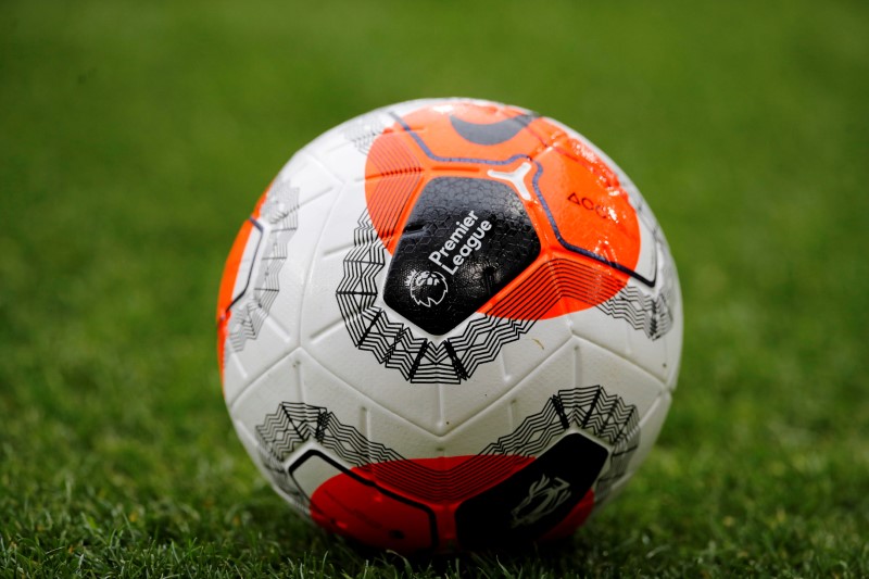 &copy; Reuters. شعار الدوري الإنجليزي الممتاز على كرة قبل مباراة بين بيرنلي وبورنموث يوم 22 فبراير شباط 2020. تصوير: فيل نوبل - رويترز.