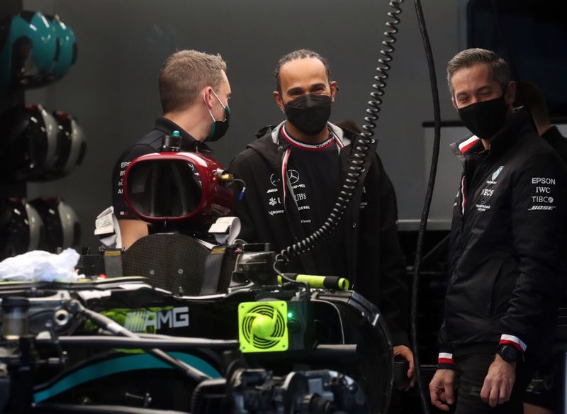 &copy; Reuters. Lewis Hamilton no boxe da Mercedes em Interlagos
11/11/2021
REUTERS/Ricardo Moraes