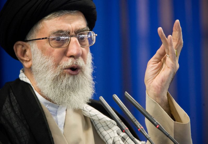 © Reuters. صورة من أرشيف رويترز للزعيم الأعلى الايراني آية الله علي خامنئي.