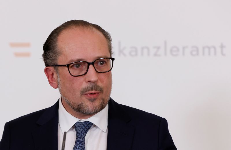 &copy; Reuters. L'Autriche devrait d'ici quelques jours placer en confinement des millions de personnes non-vaccinées complètement contre le COVID-19, a déclaré jeudi le chancelier Alexander Schallenberg (photo), alors que le pays fait face à une flambée inédite d