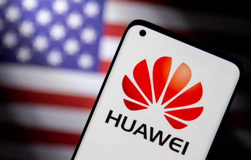 &copy; Reuters. FILE PHOTO: Smartphone with a Huawei logo is seen in front of a U.S. flag in this illustration taken September 28, 2021. REUTERS/Dado Ruvic/Illustration