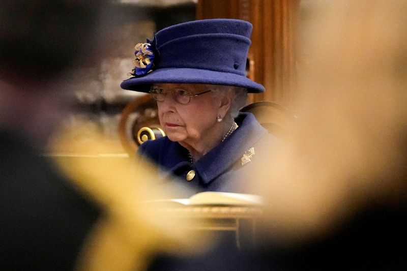 &copy; Reuters. La reine Elizabeth II d'Angleterre participera dimanche à Londres à une cérémonie de commémoration de la Première Guerre mondiale, a annoncé jeudi Buckingham, ce qui constituera sa première apparition publique depuis qu'elle a été hospitalisée 