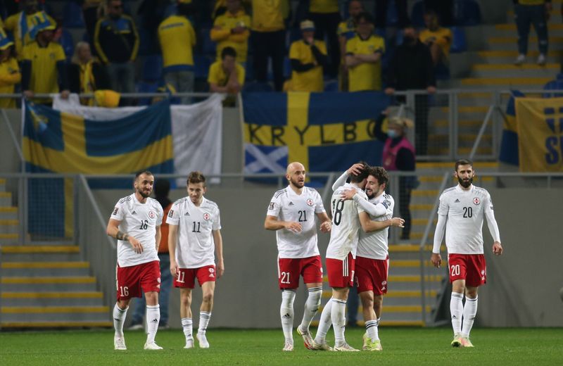 © Reuters. الجناح خفيتشا كفاراتسخيليا  يحتفل مع زملائه بتسجيل الهدف الثاني لمنتخب جورجيا في مرمى السويد ضمن تصفيات كأس العالم في باتومي بجورجيا يوم الخميس. تصوير:رويترز.