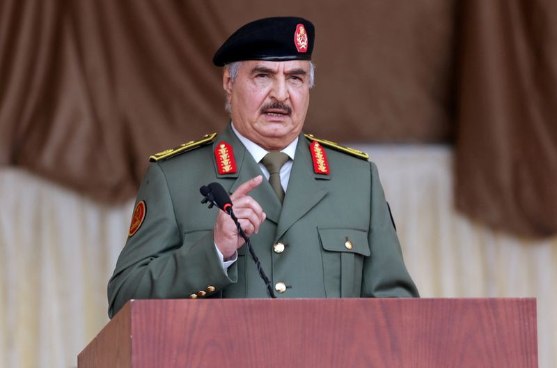&copy; Reuters. Les forces du maréchal Khalifa Haftar (photo), qui contrôlent l'est et le sud de la Libye, ont accepté de renvoyer 300 mercenaires étrangers après une demande de la France, a déclaré jeudi un représentant militaire, à la veille d'une conférence 