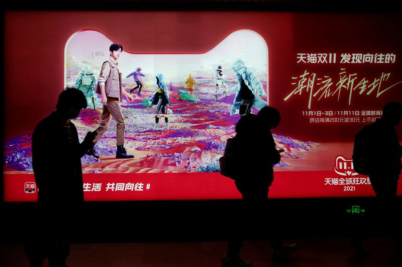 © Reuters. إعلان في شنغهاي بالصين يوم الخميس للترويج لمهرجان التسوق في علي بابا الصينية بمناسبة يوم العزاب . تصوير:رويترز.
