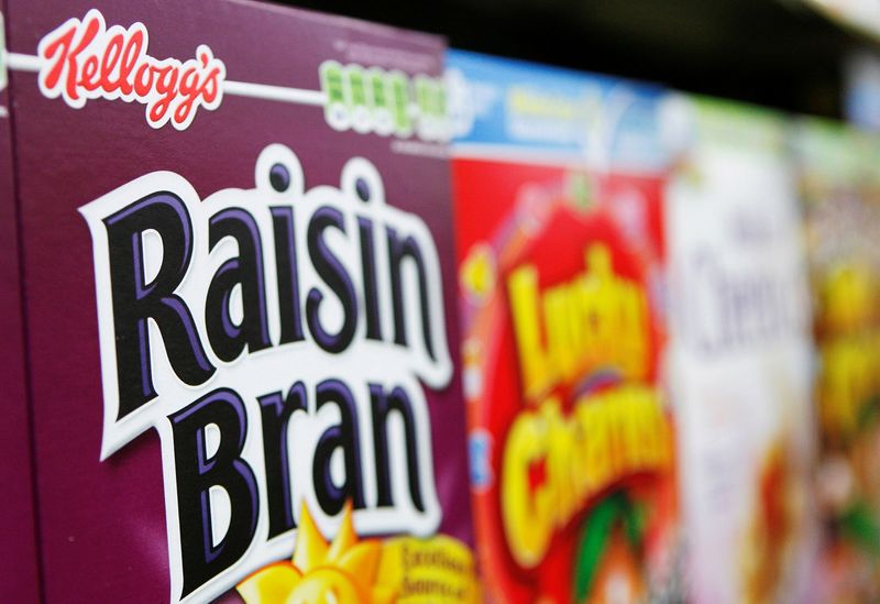 &copy; Reuters. FILE PHOTO: Boxes of Kellogg's cereal are stacked in a supermarket in New York in this April 29, 2008 . REUTERS/Lucas Jackson