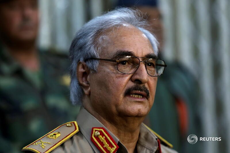 © Reuters. صورة من أرشيف رويترز لخليفة حفتر قائد قوات شرق ليبيا (الجيش الوطني الليبي)، 