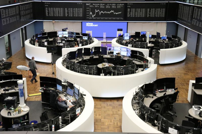 © Reuters. مؤشر داكس للأسهم الألمانية خلال تعاملات بورصة فرانكفورت يوم الخميس. تصوير:رويترز.