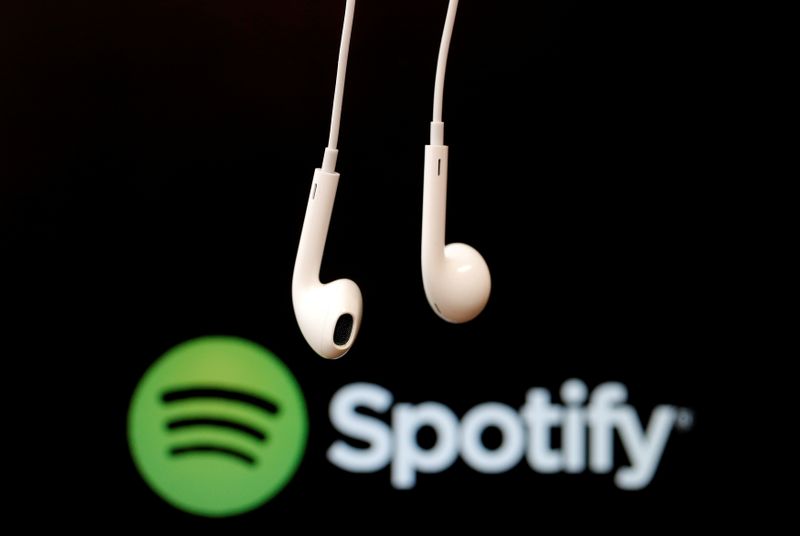 &copy; Reuters. IMAGEN DE ARCHIVO. Audífonos se ven frente al logo del servivio de música por streaming Spotify en esta ilustración tomada en Estrasburgo, Febrero 18, 2014. REUTERS/Christian Hartmann