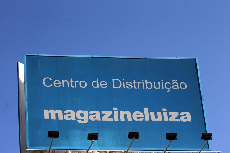 © Reuters. Placa em frente a centro logístico do Magazine Luiza. 
24/4/2018. 
REUTERS/Paulo Whitaker