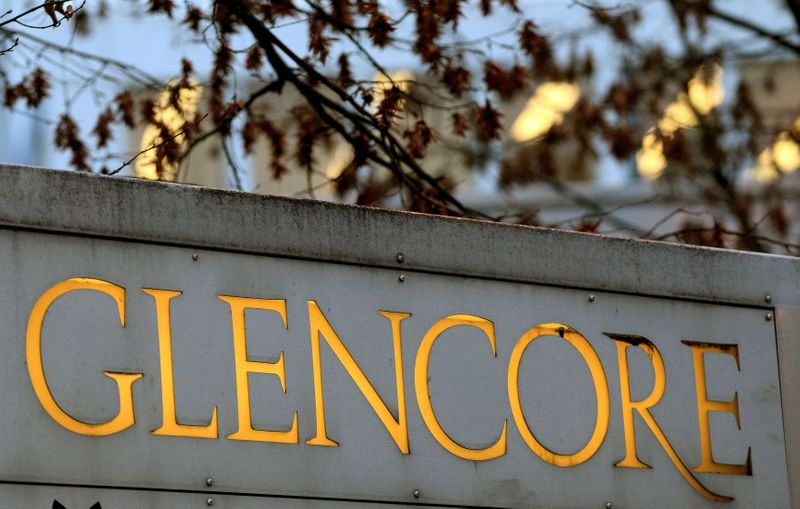 &copy; Reuters. FILE PHOTO: The logo of commodities trader Glencore is pictured in front of the company's Swiss headquarters, November 20, 2012. REUTERS/Arnd Wiegmann/File Photo