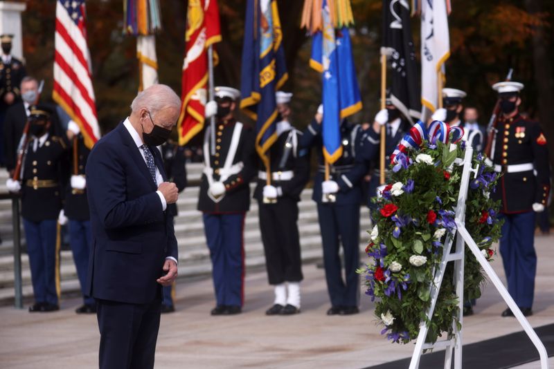 &copy; Reuters. 　１１月１１日、バイデン米大統領はベテランズデー（退役軍人の日）の同日、首都ワシントン郊外のアーリントン国立墓地で催された式典で演説し、米国は退役軍人に負っている「神聖な