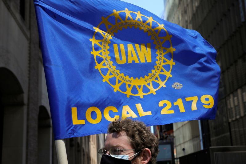 &copy; Reuters. FILE PHOTO: A person carries a flag with the patch from the United Auto Workers (UAW) labor union during a May Day rally for media workers held by The NewsGuild of New York on International Workers' Day in Manhattan, New York City, New York, U.S., May 1, 
