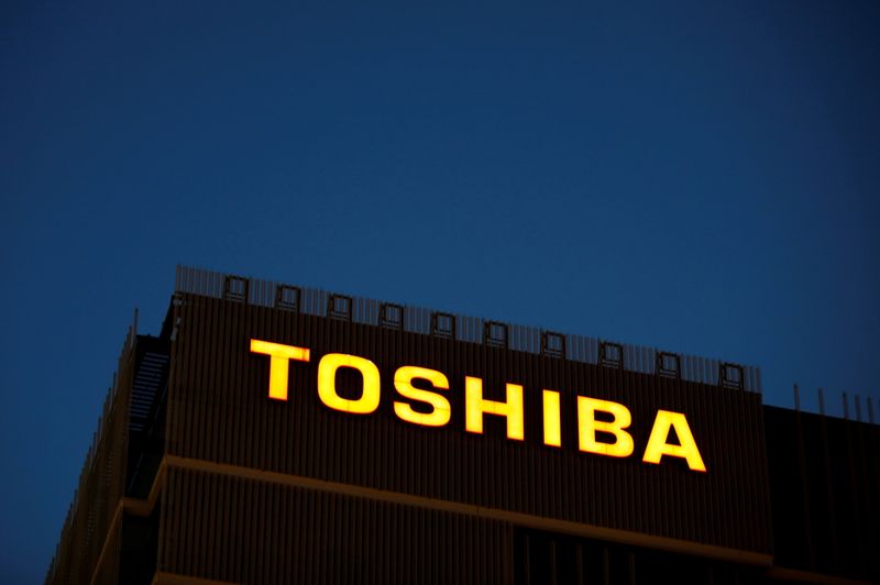 &copy; Reuters. FILE PHOTO: The logo of Toshiba Corp. is seen at the company's facility in Kawasaki, Japan June 10, 2021.   REUTERS/Kim Kyung-Hoon