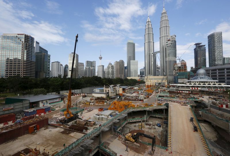 &copy; Reuters. マレーシア中央銀行が１２日発表した第３・四半期の国内総生産（ＧＤＰ）は前年比４．５％減少と、市場予想の１．３％減よりも大幅な落ち込みとなった。写真はクアラルンプールで２０