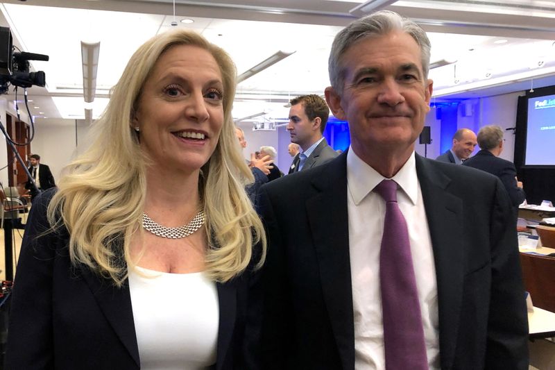 &copy; Reuters. FILE PHOTO: Federal Reserve Chairman Jerome Powell poses for photos with Fed Governor Lael Brainard (L) at the Federal Reserve Bank of Chicago, in Chicago, Illinois, U.S., June 4, 2019.    REUTERS/Ann Saphir