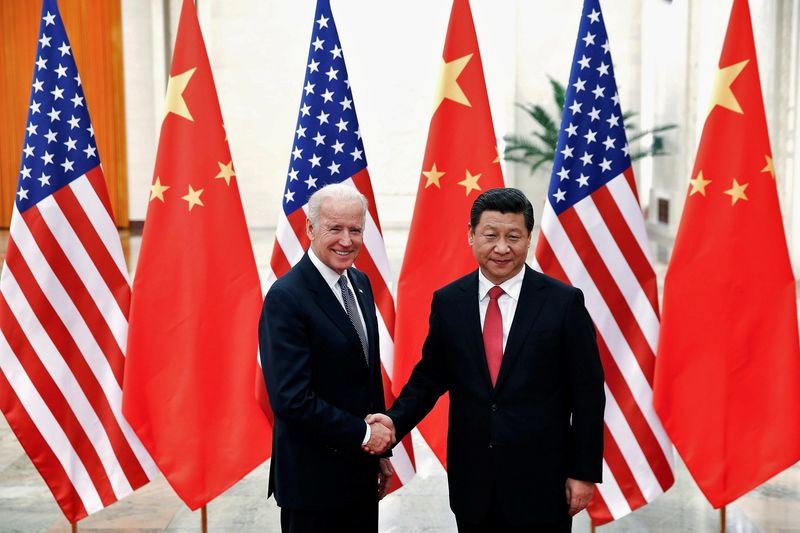 &copy; Reuters. الرئيسان الأمريكي جو بايدن (يسارا)والصيني شي جين بينغ يتصافحان في بكين - صورة من أرشيف رويترز 