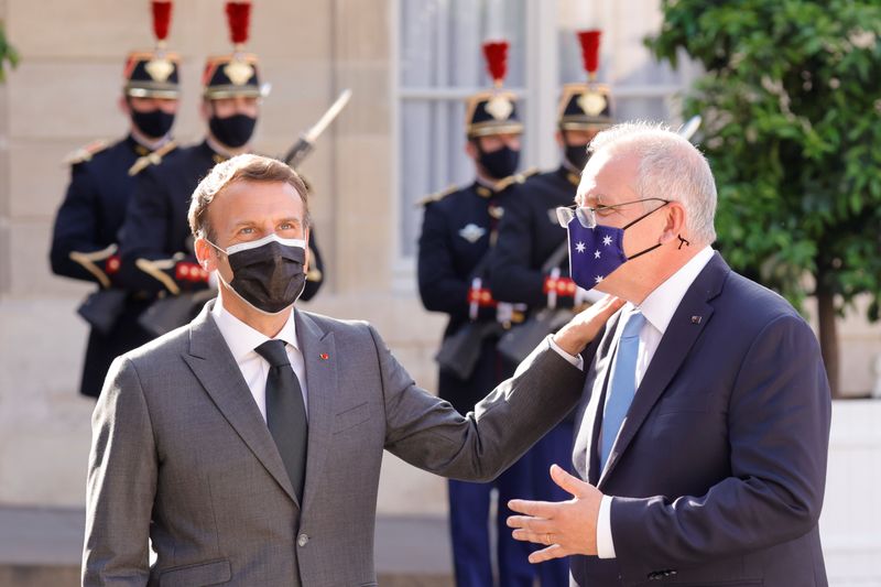 &copy; Reuters. Le président français (à gauche) a déclaré que Scott Morrison lui avait menti au sujet de l'annulation d'un contrat de construction de sous-marins en septembre. /Photo prise le 15 juin 2021/REUTERS/Pascal Rossignol