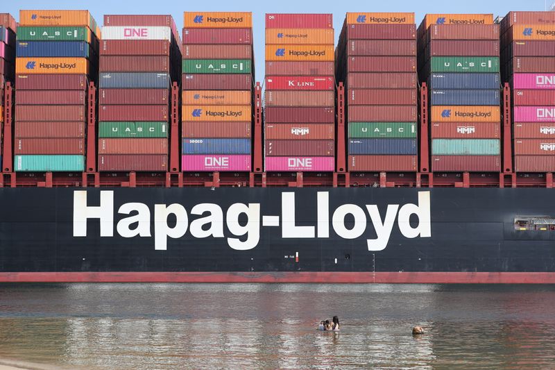 &copy; Reuters. FILE PHOTO: A shipping container belonging to Hapag-Lloyd moves through the Suez Canal in Ismailia, Egypt October 5, 2021. REUTERS/Mohamed Abd El Ghany