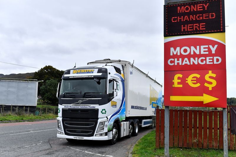 &copy; Reuters. FOTO DE ARCHIVO: Un camión aparcado junto a una señal de "dinero cambiado" en la frontera entre Irlanda del Norte y la República de Irlanda cerca de Jonesborough, Irlanda del Norte, 13 de octubre de 2021. REUTERS/Clodagh Kilcoyne