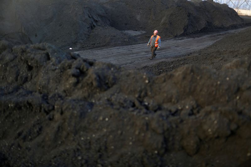 &copy; Reuters. FILE PHOTO: A worker walks past coal piles at a coal coking plant in Yuncheng, Shanxi province, China January 31, 2018. REUTERS/William Hong/File Photo