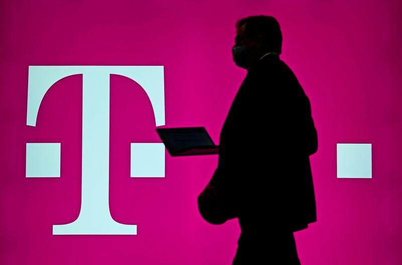&copy; Reuters. Deutsche Telekom a publié vendredi des résultats supérieux aux attentes pour le troisième trimestre et a relevé ses prévisions annuelles pour la troisième fois grâce aux performances de sa division américaine T-Mobile et à la croissance de son a