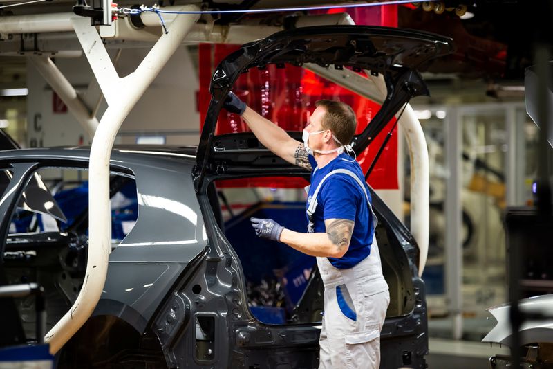 &copy; Reuters. FILE PHOTO: A worker wears a protective mask at the Volkswagen assembly line after VW re-starts Europe's largest car factory after coronavirus shutdown in Wolfsburg, Germany, April 27, 2020, as the spread of the coronavirus disease (COVID-19) continues.  