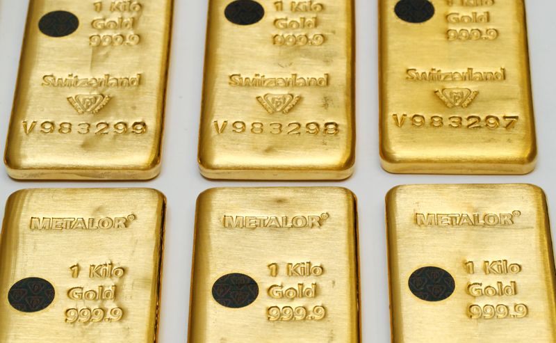&copy; Reuters. FILE PHOTO: The Sicpa Oasis validator system (bullion protect) is pictured on one kilogram bar of gold at Swiss refiner Metalor in Marin near Neuchatel, Switzerland July 5, 2019. REUTERS/Denis Balibouse/File Photo