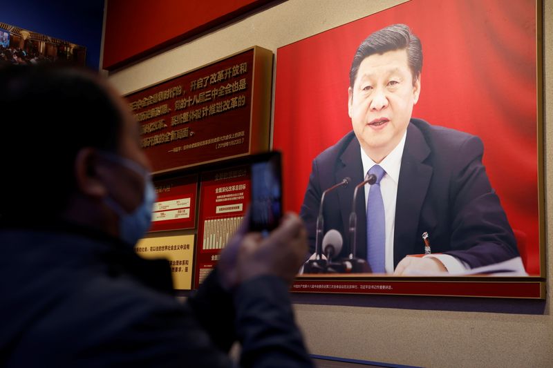 &copy; Reuters. Homem fotografa imagem do presidente da China, Xi Jinping, no Museu do Partido Comunista, em Pequim 
11/11/2021
REUTERS/Carlos Garcia Rawlins