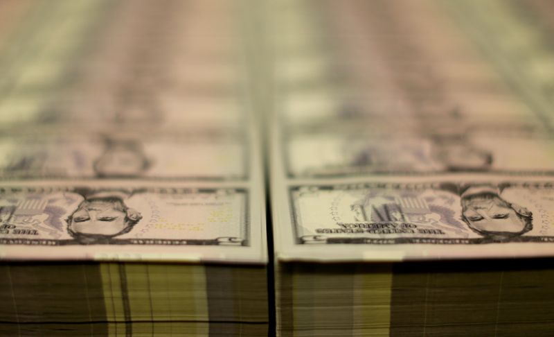 &copy; Reuters. Imagen de archivo de tacos de billetes de 5 dólares en la Oficina de Grabado e Impresión de EEUU, en Washington. 26 marzo 2015. REUTERS/Gary Cameron
