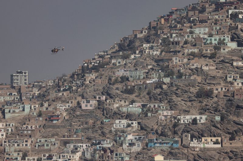 &copy; Reuters. FILE PHOTO: A military helicopter is pictured flying over Kabul, Afghanistan November 4, 2021.REUTERS/Zohra Bensemra/File Photo