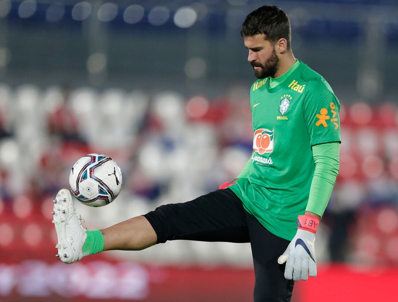 &copy; Reuters. Goleiro Alisson durante aquecimento antes de jogo do Brasil
08/06/2021
REUTERS/Cesar Olmedo