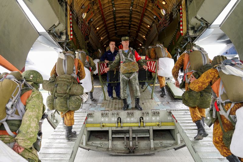 &copy; Reuters. FOTO DE ARCHIVO: Paracaidistas rusos suben a un avión durante los ejercicios "Zapad-2021" llevados a cabo por las fuerzas rusas y bielorrusas en el aeródromo de Kaliningrado Rusia, el 13 de septiembre de 2021. REUTERS/Vitaly Nevar