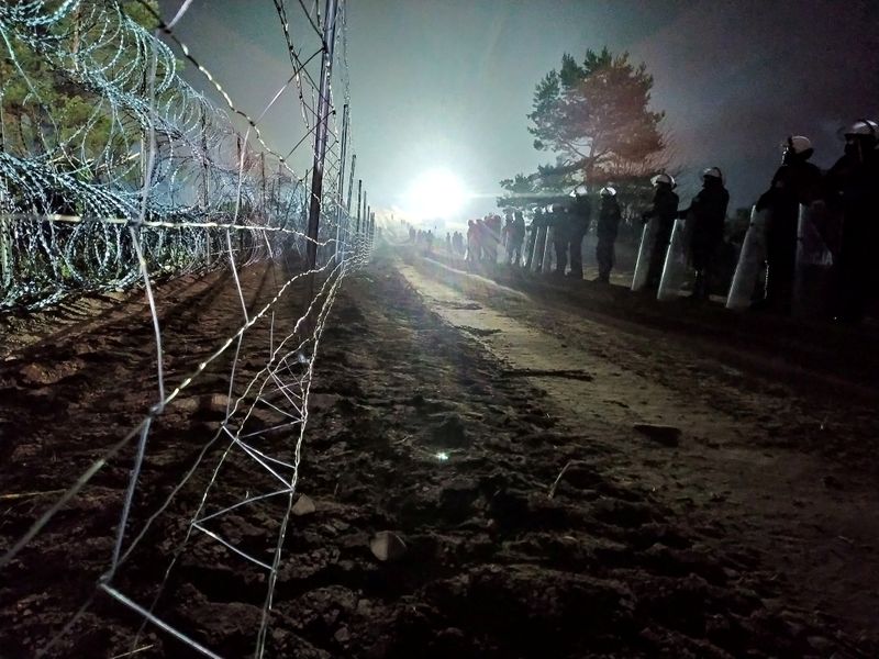 &copy; Reuters. Agentes de la Guardia de Fronteras polaca en la frontera con Bielorrusia cerca de Kuznica, Polonia, en esta fotografía publicada por la policía polaca, el 12 de noviembre de 2021. Policja Podlaska/Cedida a través de REUTERS 