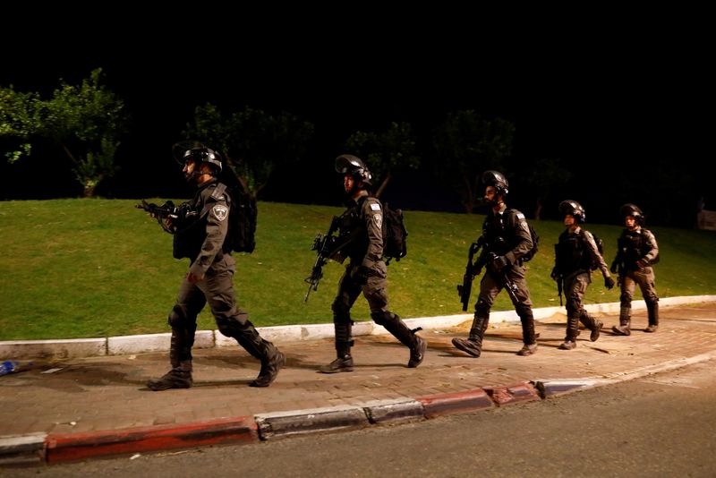 © Reuters. جنود من حرس الحدود الإسرائيلي خلال دورية في بلدة اللد في صورة بتاريخ 13 مايو ايار 2021. تصوير: كورنينا كيرن - رويترز. 