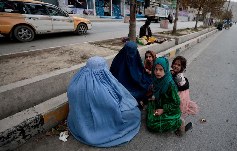 © Reuters. Mulher e crianças sentadas em rua de Cabul, no Afeganistão
26/10/2021
REUTERS/Zohra Bensemra