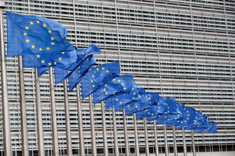 © Reuters. FOTO DE ARCHIVO: Banderas de la Unión Europea ondean frente a la sede de la Comisión Europea en Bruselas, Bélgica, el 14 de julio, 2021. REUTERS/Yves Herman/File Photo